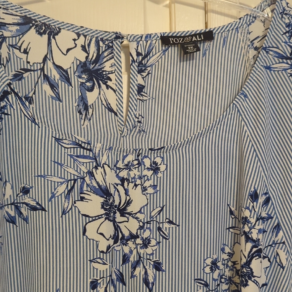Roz & Ali Blue and White Floral Top